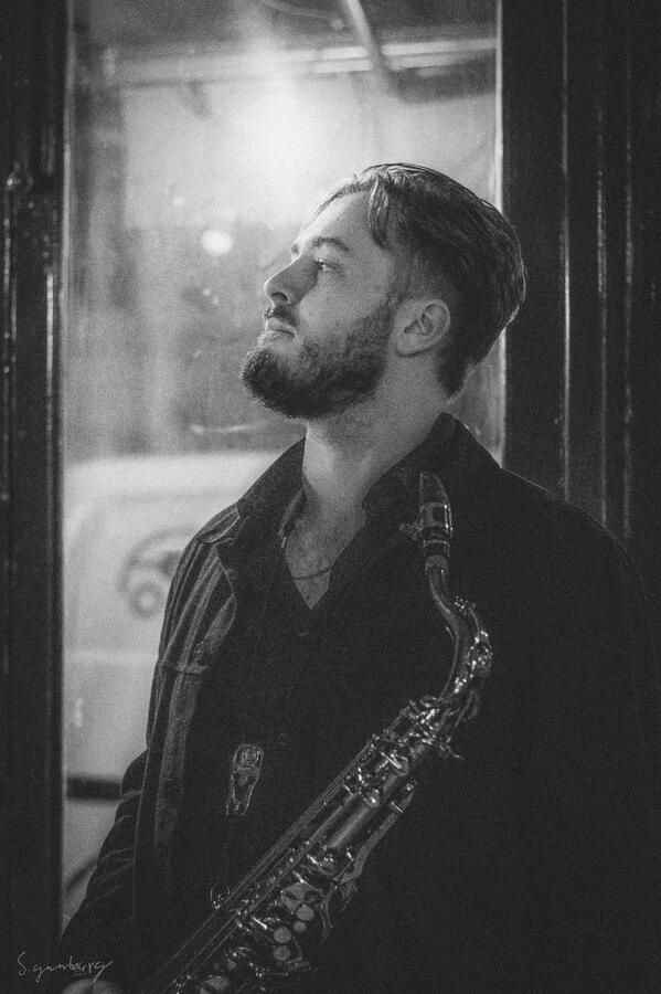 Julian Lee, Quartier Rouge